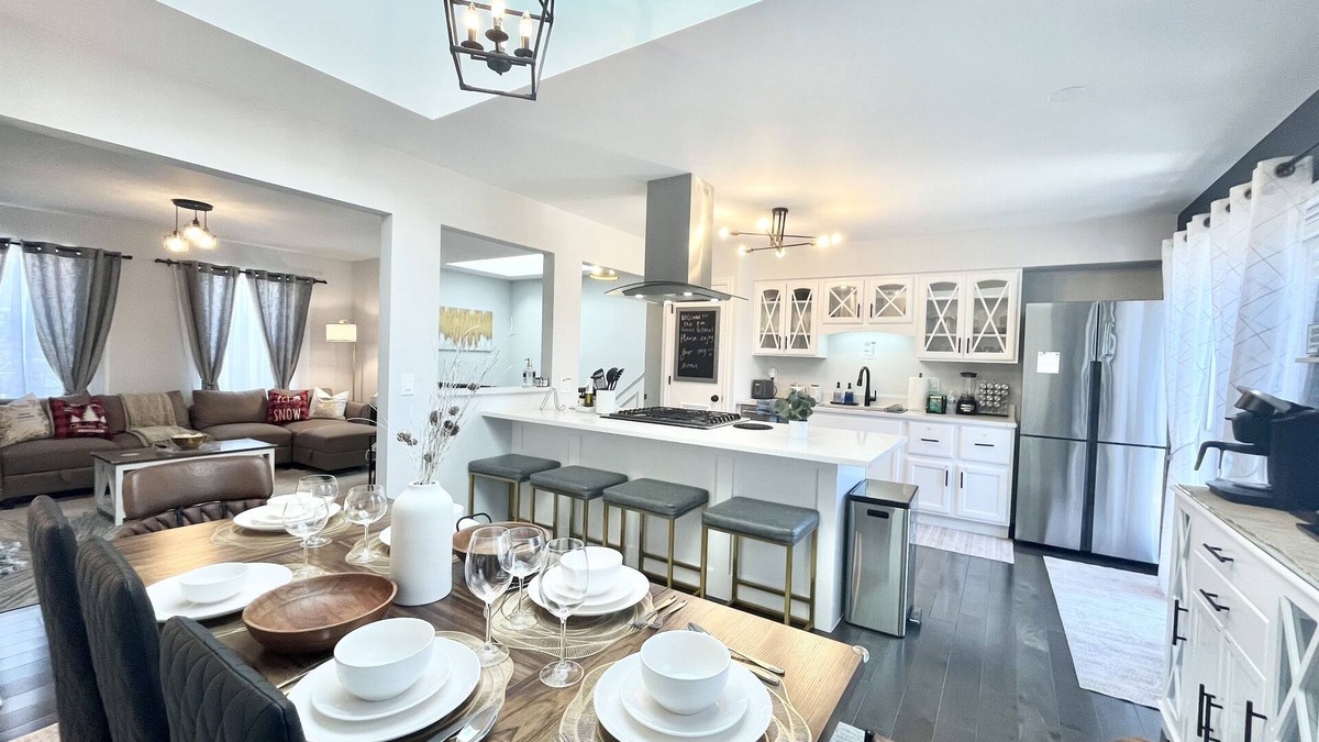 Geneva House | OutdoorOasis-King bed-Fire Pit-Mins to town-EV charger