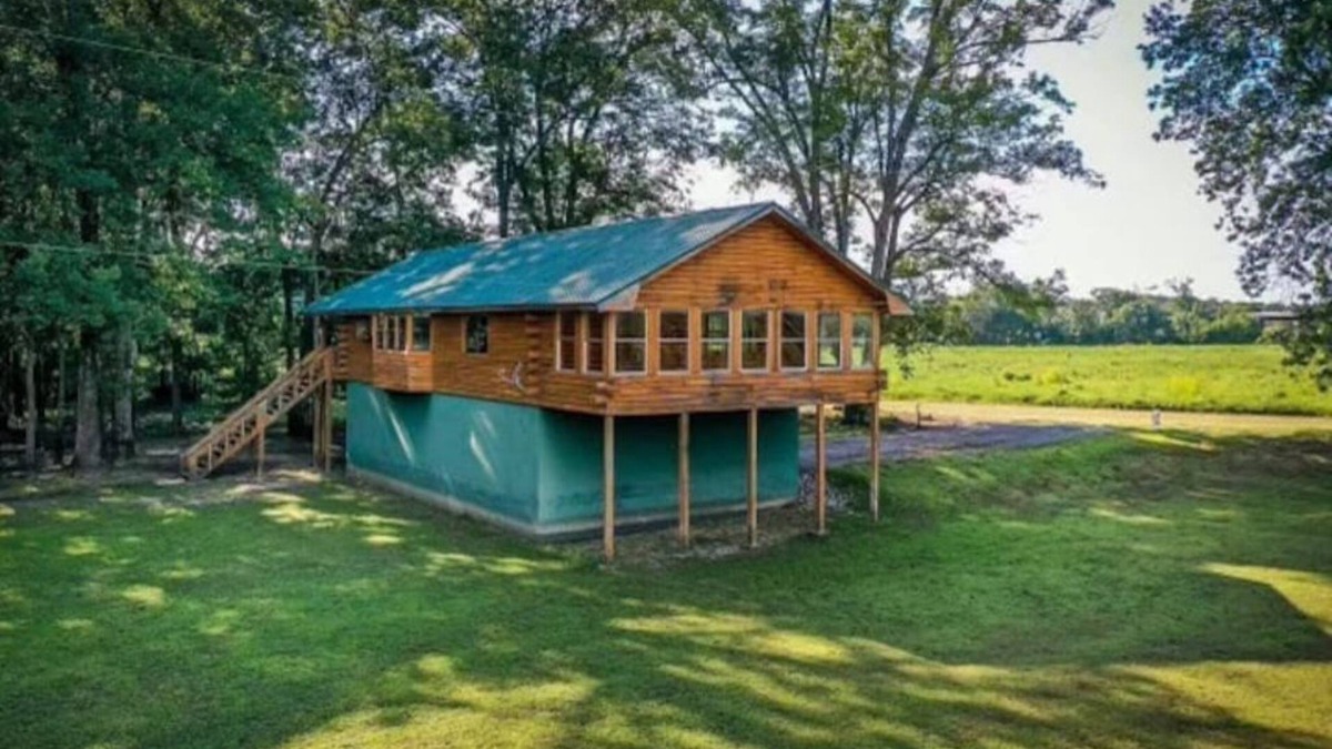 De Valls Bluff Cabin | Outdoors Paradise! Private cabin on the bank of the White River.