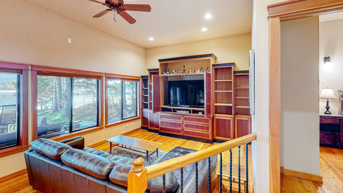 Laclede House | Outdoorsy getaway with dock, kayaks, W/D - mountain and water view