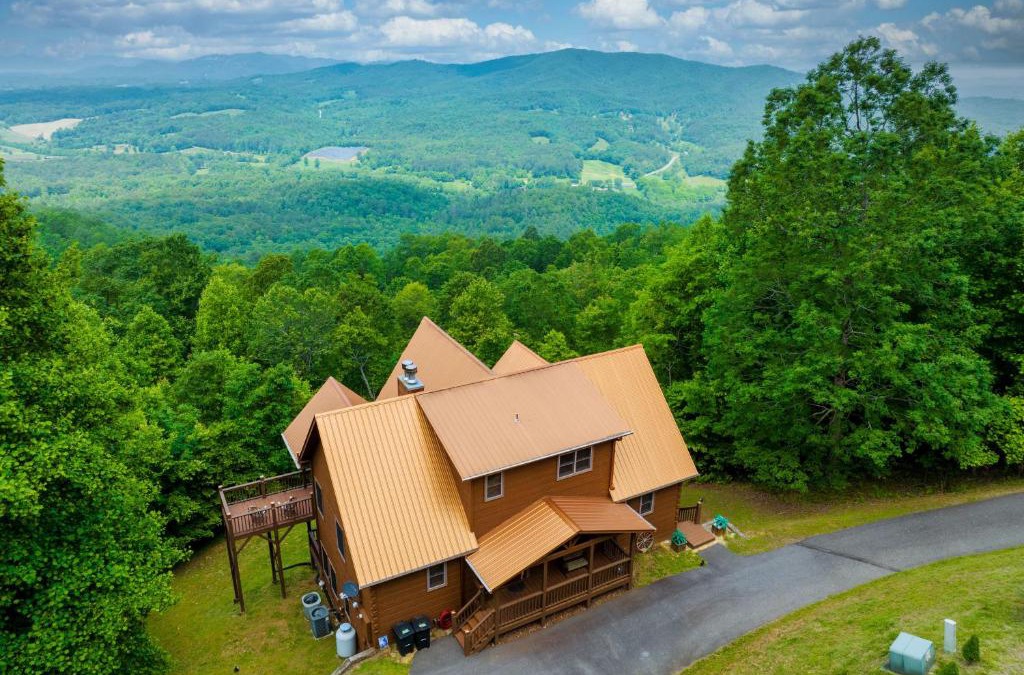 Brasstown House | Outlaw Mountain Lodge Fire Pit and Panoramic Views!