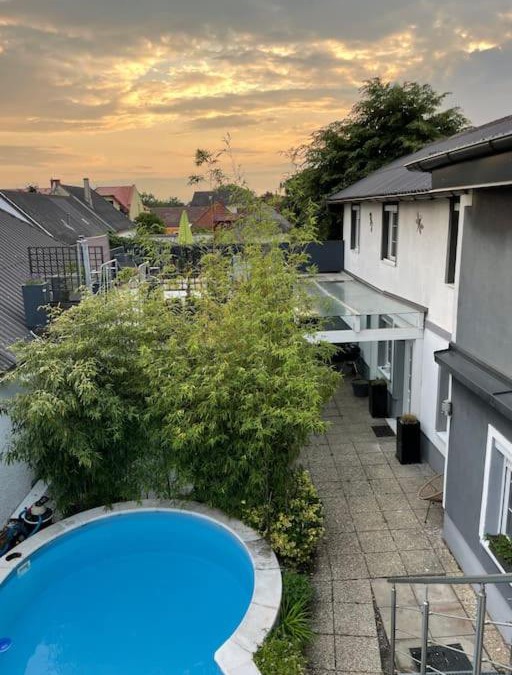 Parndorf House | Outlet Center House, Pool-Jacuzzi-Garden-Sundeck