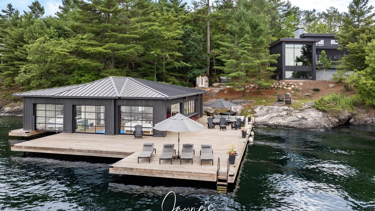 Muskoka Lakes Cottage | Outstanding 5 bed 6 bath cottage on Lake Joseph with Tennis Studio