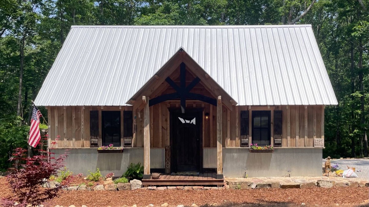 Rising Fawn Cabin | "Outstanding Long Weekend Location!" Cozy 2BR Cabin w/Screened Porch - 2 miles to Cloudland Canyon