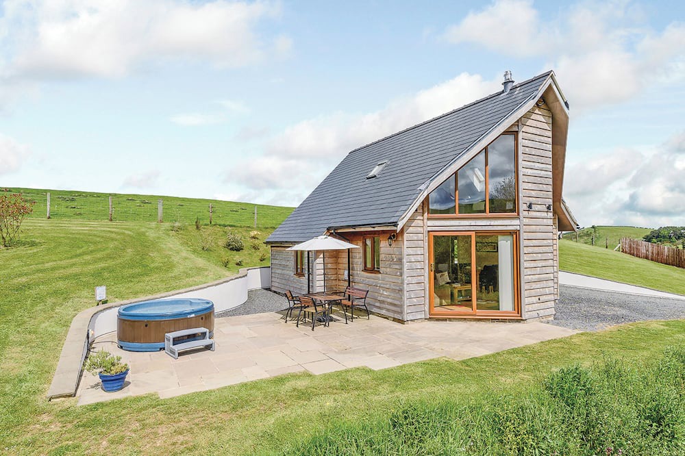 Caersws Ski Chalet | Outstanding open plan two storey lodge.