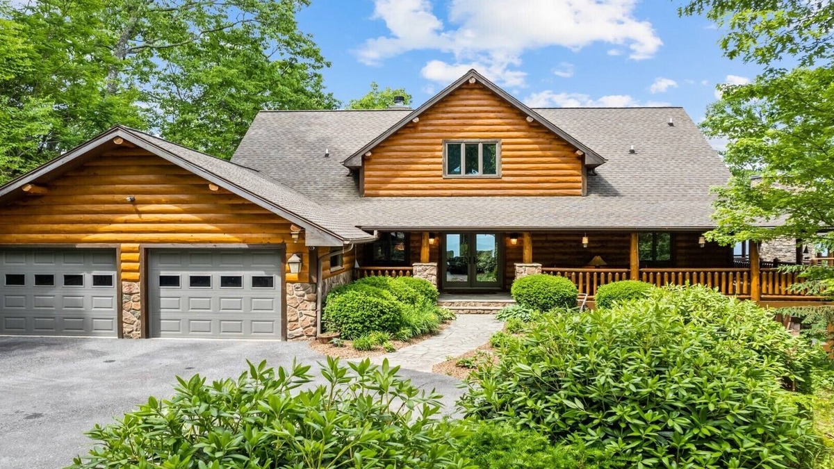 Maggie Valley Cabin | Outstanding Views! 5BR/4.5 BA/Sleeps 14, Hot-Tub, Pool Table!