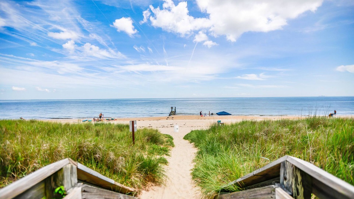 Bayview Apartment | OV Beach Oasis: The Plant House. A 4 minute walk to the beach! 30+ DAY RENTAL