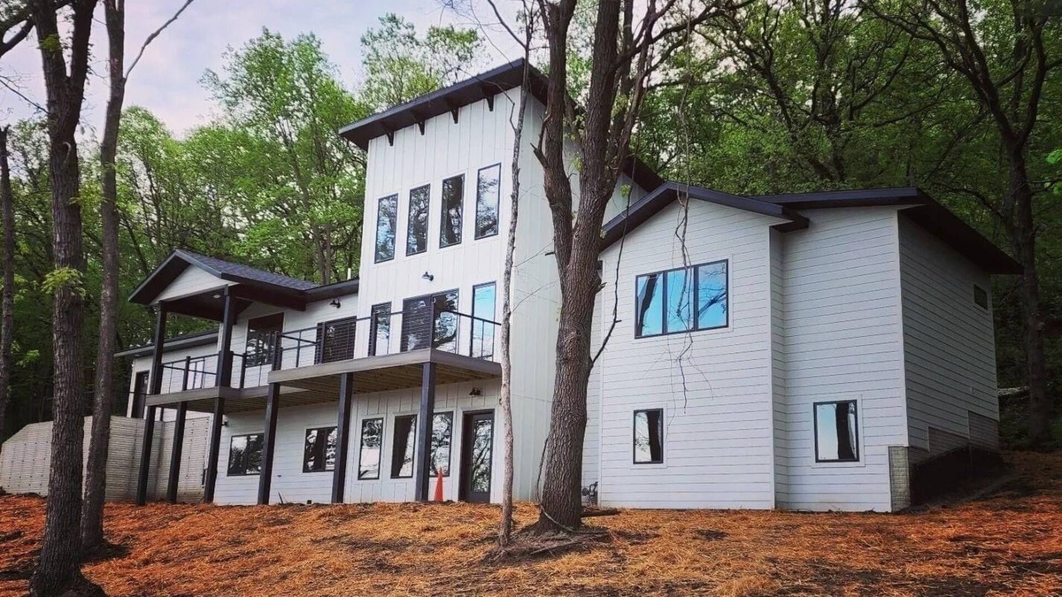 Decorah House | Over 3600 sqft house in gorgeous Decorah, Iowa!