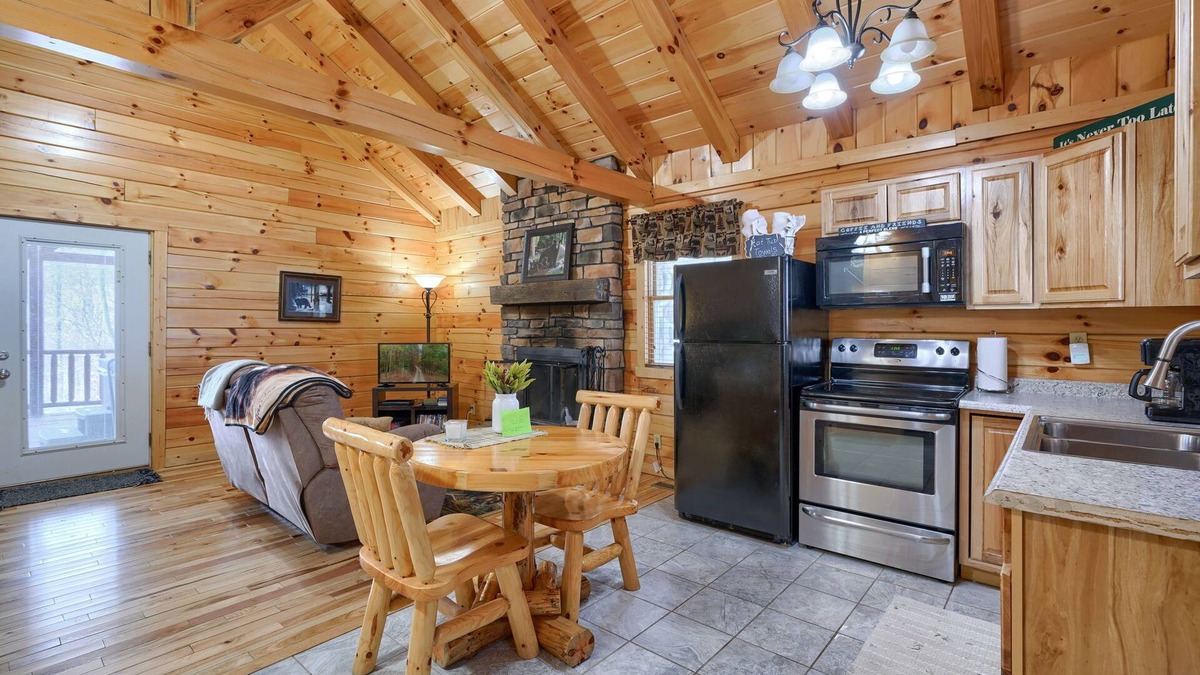 Carbon Hill Cabin | Over the hill and through the woods, to the Cozy Cub cabin we go.