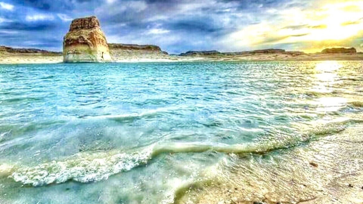 Greenehaven House | Overlook Beautiful Lake Powell & Lone Rock from your deck