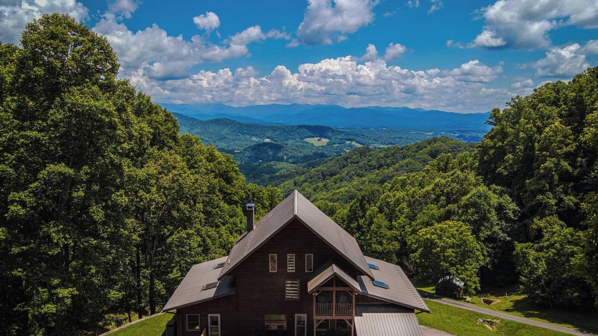 Marshall House | Overlook Mountain Retreat | Million Dollar Views, Fire Pit and Hot Tub!