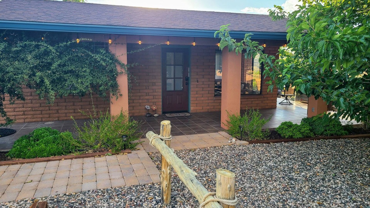 Cornville Cottage | Overlook the valley, hike, wine taste, relax! 2BR