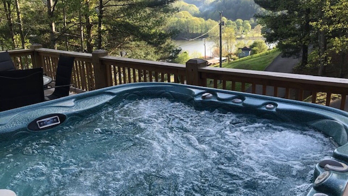 Butler Cabin | Overlook Watauga Lake, log cabin- BOAT DOCK, HOT TUB & FIRE PIT