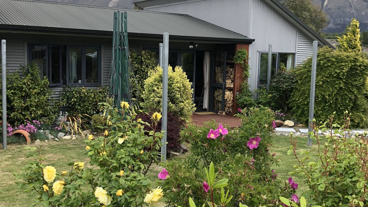 Ohau House | Overlooking beautiful Lake Middelton and a glimpse of Lake Ohau