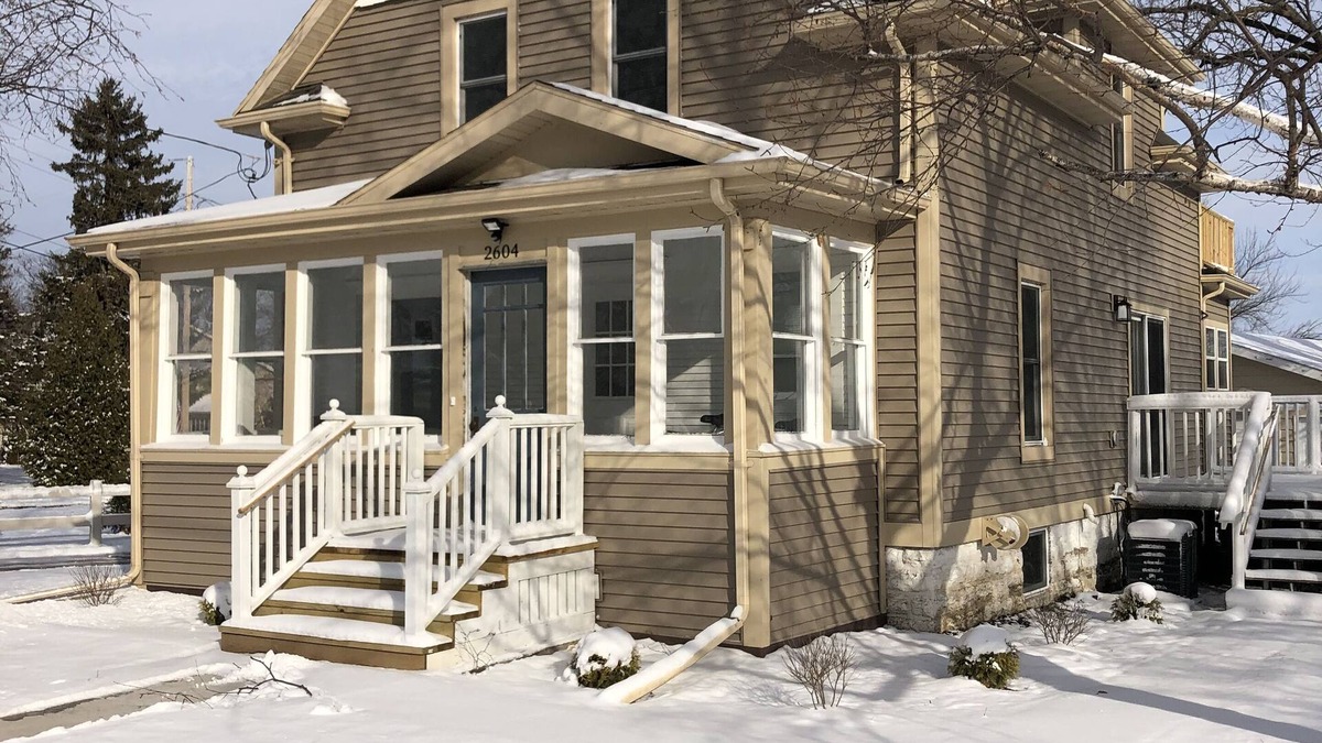 Oshkosh House | Overlooking Lake Winnebago on EAA flight path