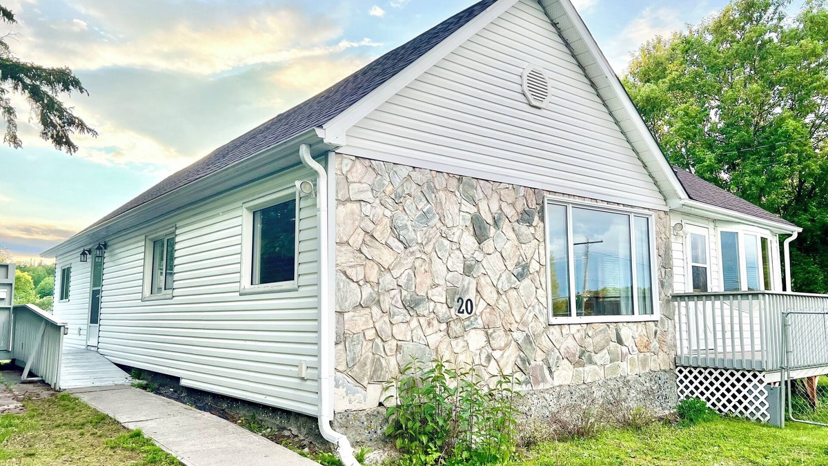 Kenora House | Overlooking Round Lake in City of Kenora