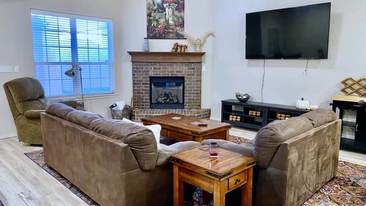 North Overton House | Overton Opulence - 3BR 3BA - Close to Tech