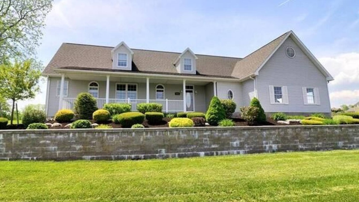 Auburn House | Owasco Lake House w/120ft private water front!