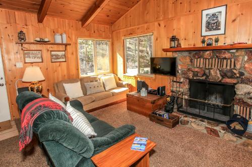 Fawnskin House | Owl Cabin - Sierra style cabin located on a quiet road in Fawnskin and backs up to National Forest!