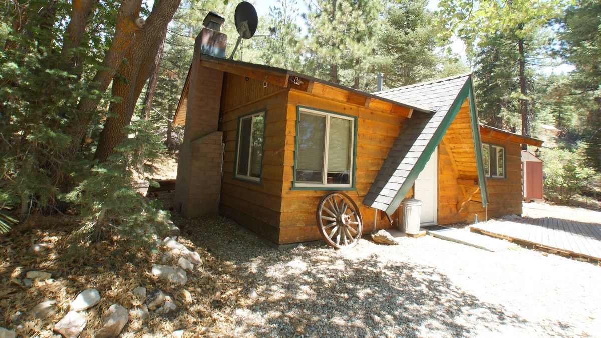 Fawnskin House | Owl Cabin - Sierra style cabin located on a quiet road in Fawnskin and backs up to National Forest!