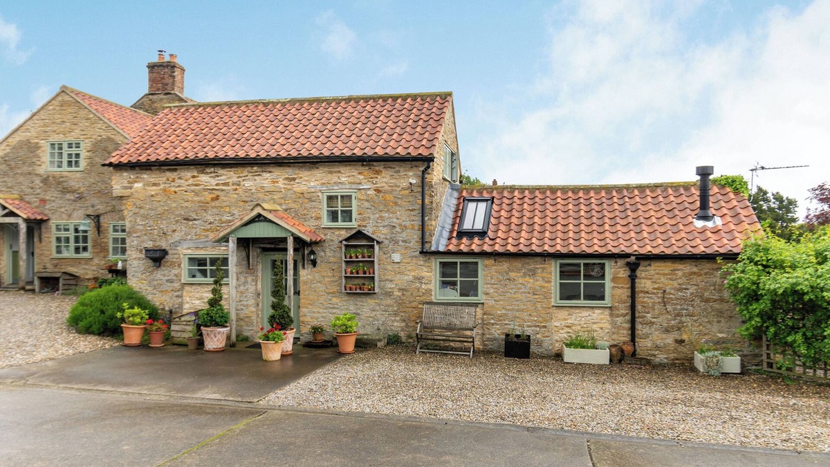 Scawton Cottage | OWL'S NEST, with open fire in Brandsby