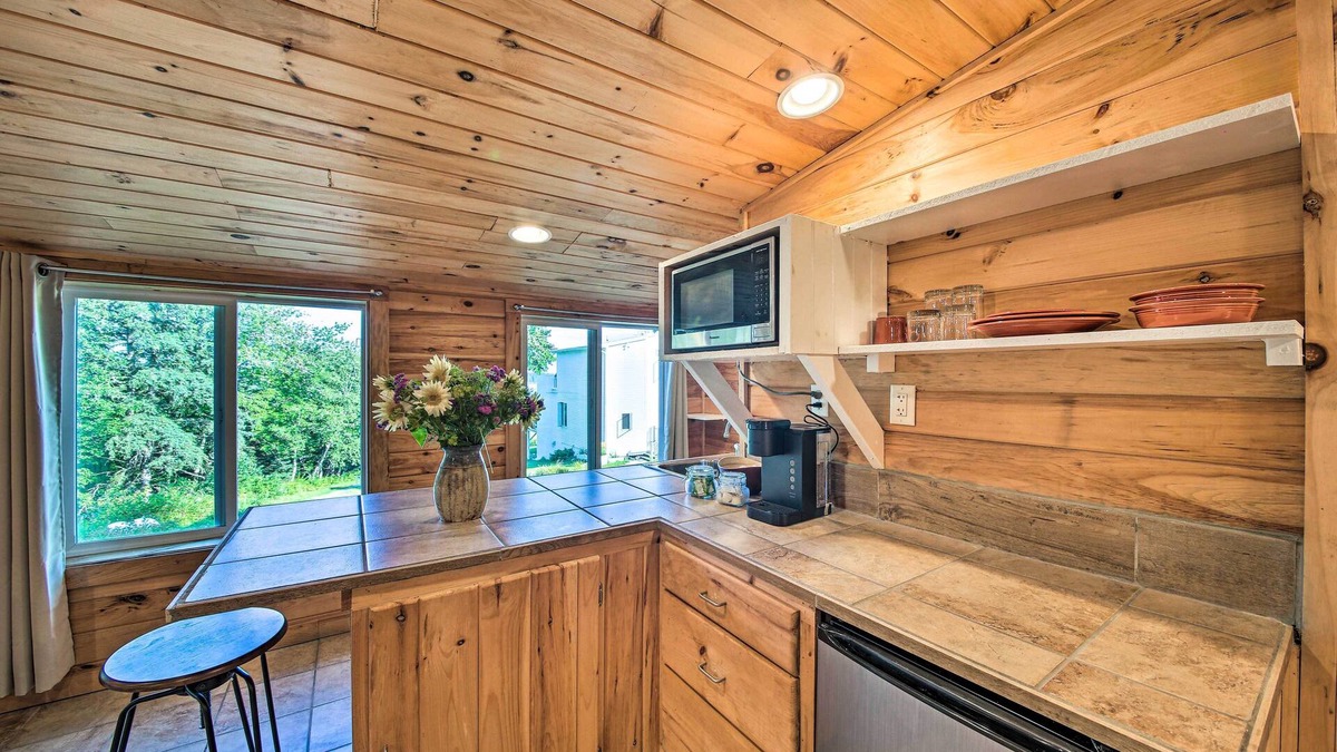 Owls Head Apartment | Owls Head Studio - Walk to Beach & Lighthouse!