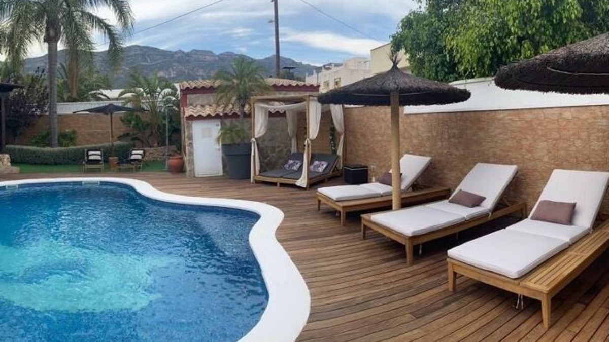 Alcanar Ski Chalet | Owner Joan Andreu Calvet Fosch, Luxury villa with private pool.