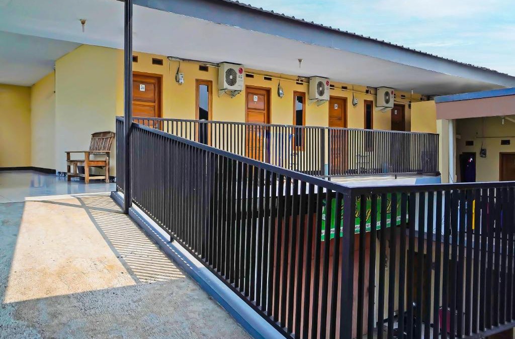 Cikampek Hotel | OYO 92704 Pondok Bunga Lily