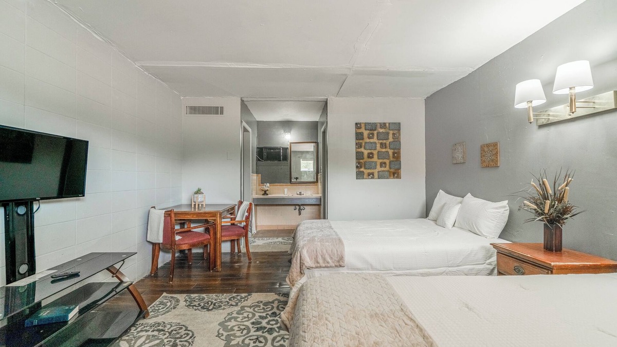 Booneville Hotel | OYO Holiday Capri Motel & Rv Park