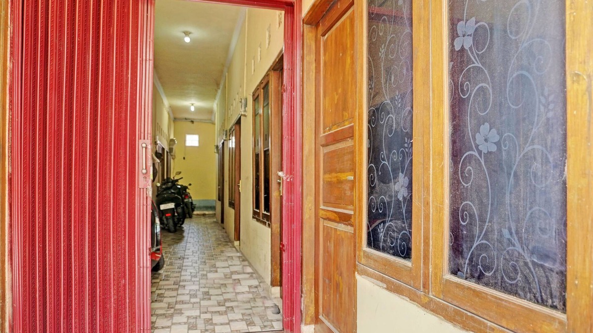 Karawang Timur Hotel | OYO Life 92936 Kost Teteh Erni Karawang