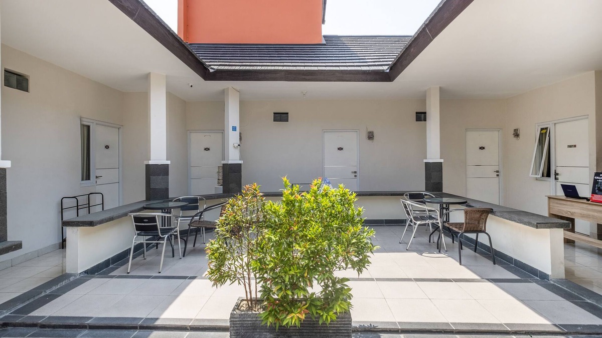 West Cirebon Hotel | OYO Living 1877 Side Corner