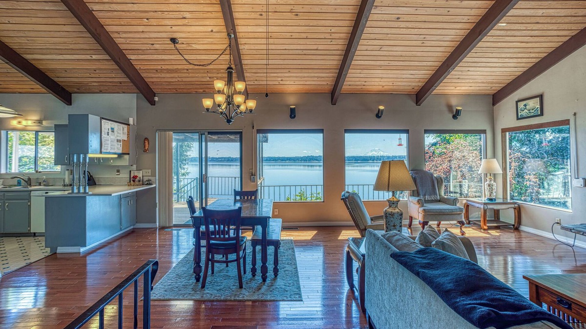 Shelton House | Oyster Beach Retreat - Mt. Rainier Views + Kayaks + 4-bedroom waterfront house!