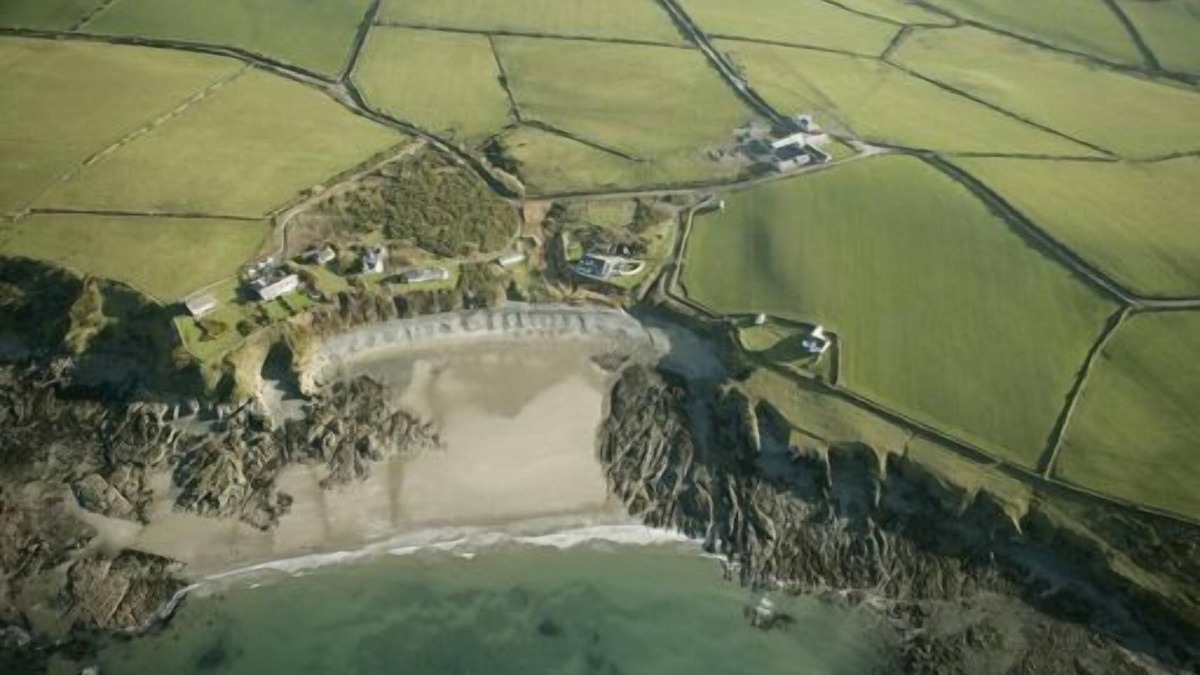 Llanfaethlu Apartment | Oyster Catcher - a ground floor bedroom that sleeps 6 guests in 3 bedrooms