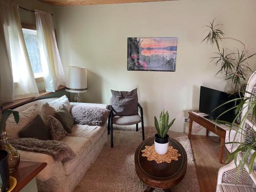 Powell River Apartment | Oysterbeds offers our Oyster Suite