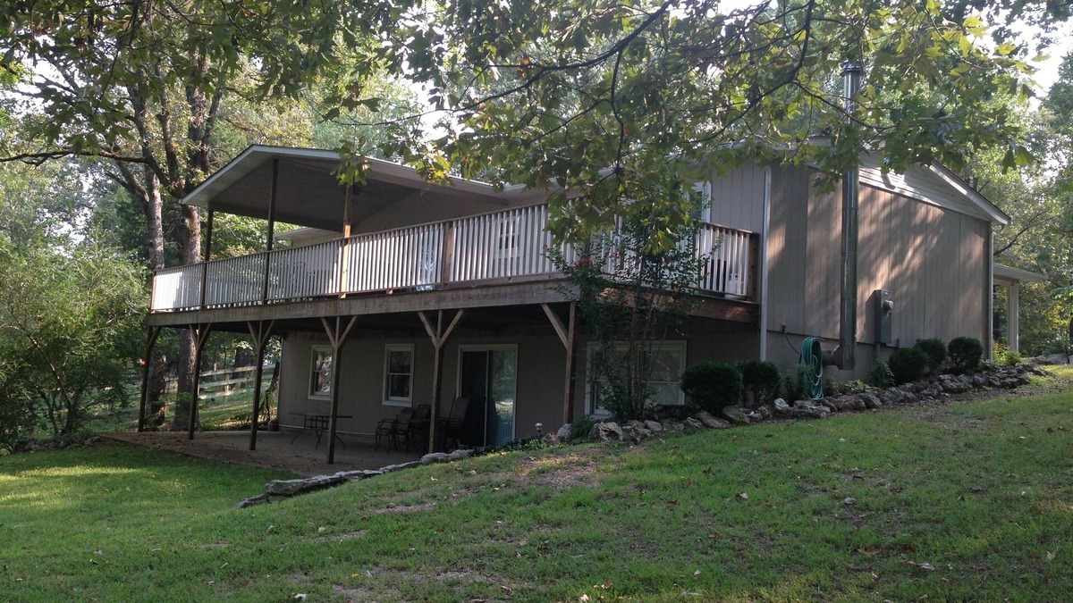Mountain Home Cabin | OZARK GETAWAY-Mtn. Home AR Cabin-Sleeps10. 2K,2Q,2T, 3 Baths, HS Internet/WiFi