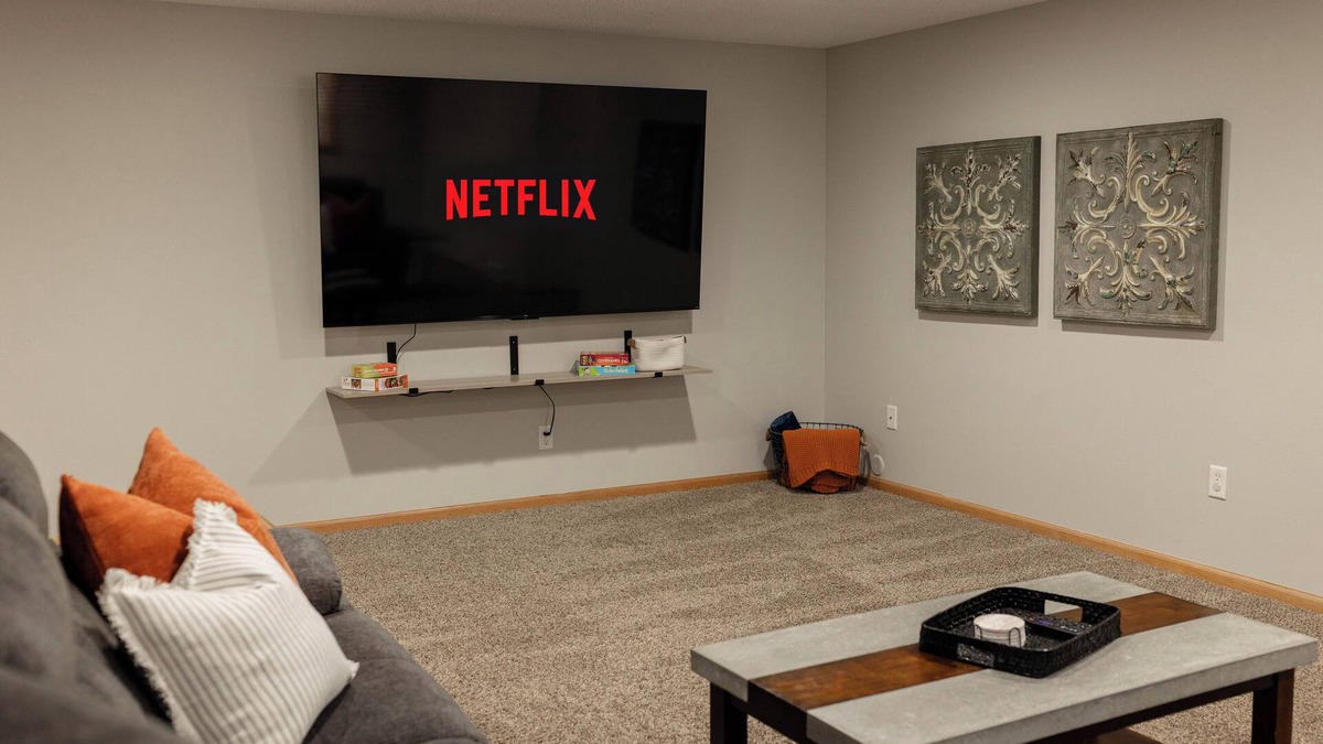 Moorhead House | Pac n Play I King Bed I 75" TV I XL Fenced Yard