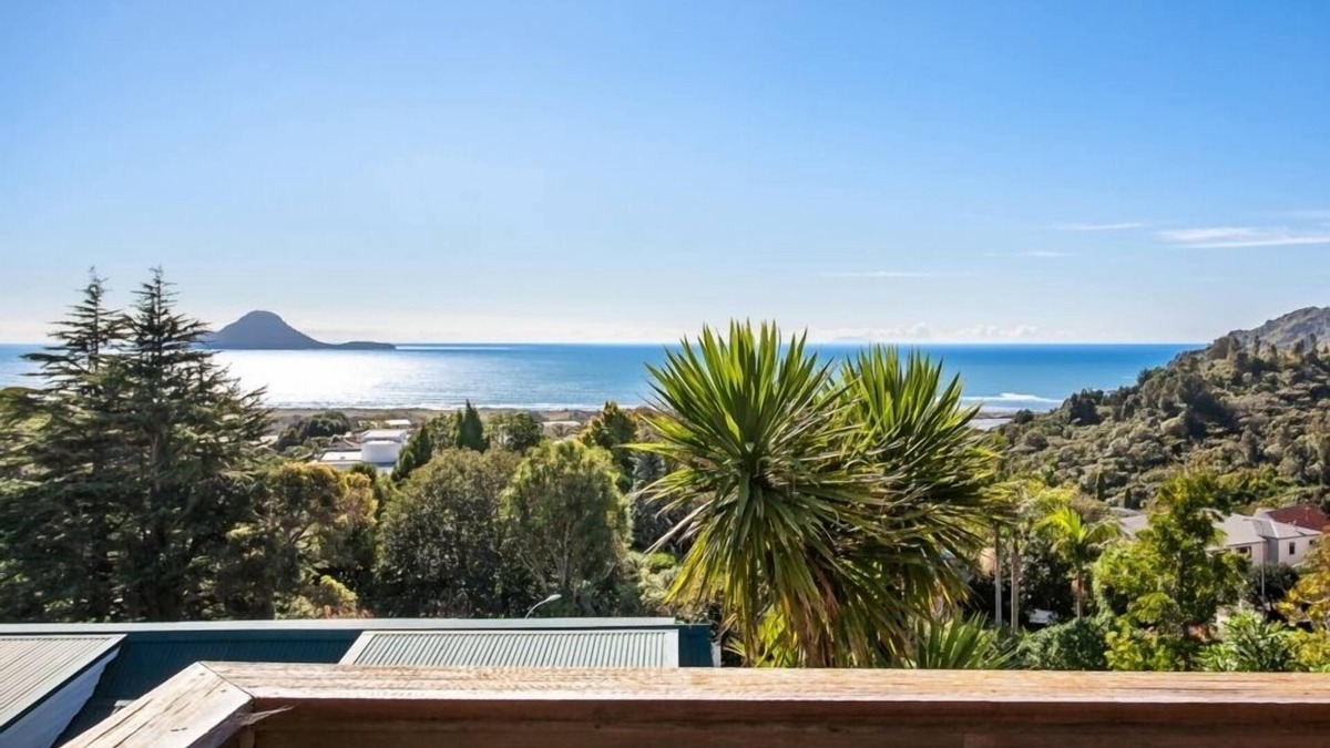 Whakatane House | PACIFIC OCEAN HEIGHTS: Stunning sea and island views