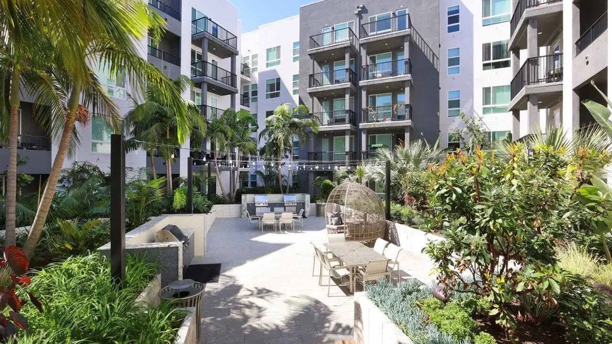 Lyon Street Apartment | Pacific Paradise 10 Min From Disneyland With Pool GYM