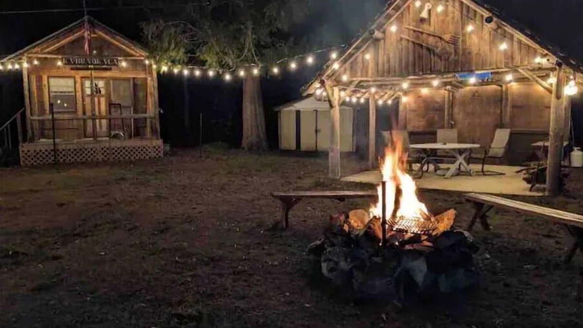 Packwood House | Packwood cabin with hottub, close to White Pass, pet friendly
