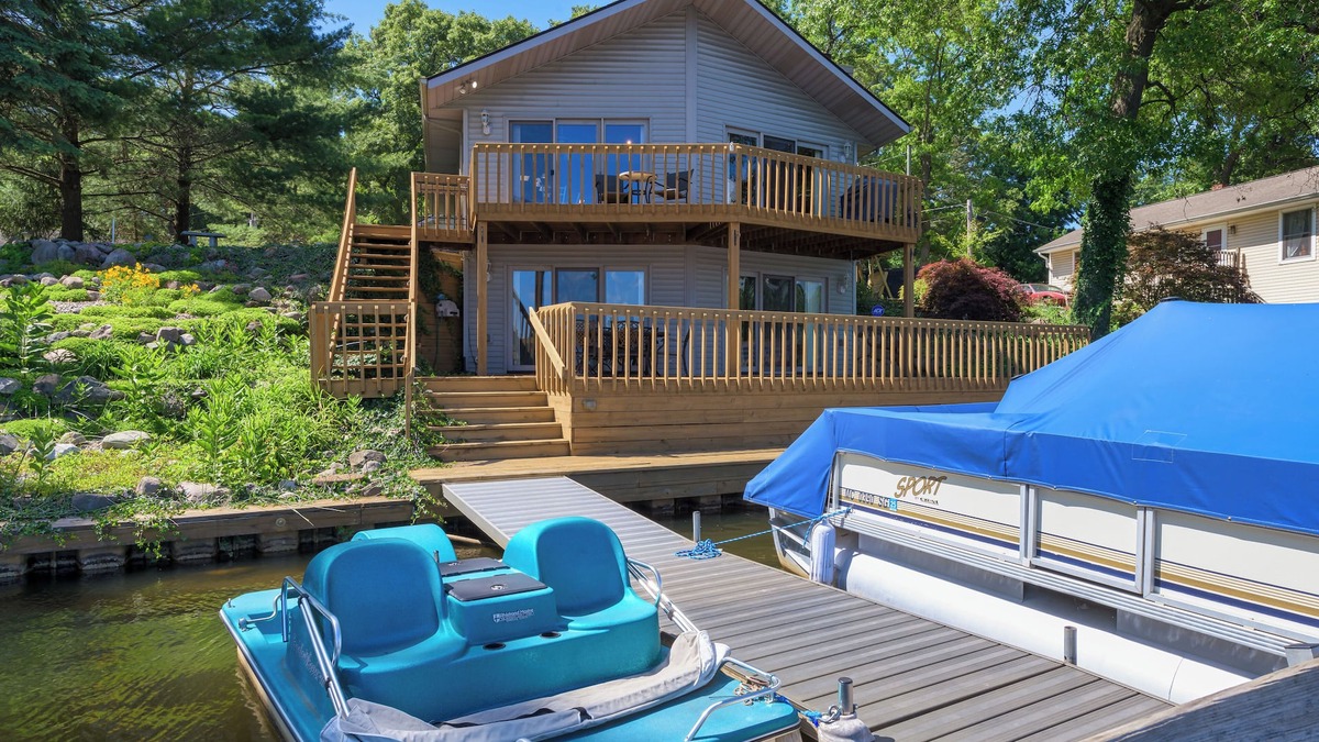 Paw Paw House | Paddler's Paradise Lakefront Comes With Pontoon