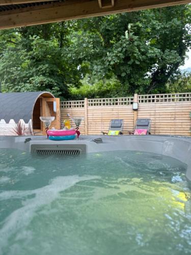 Burnfoot Hotel | Paddock Pod - Sleeps 4 & Roofed Over Private Hot Tub & NEW SAUNA
