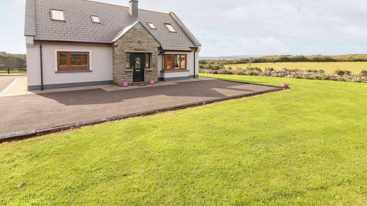 Kilrush House | PADDY'S HAVEN, family friendly, with hot tub in Kilrush, County Clare