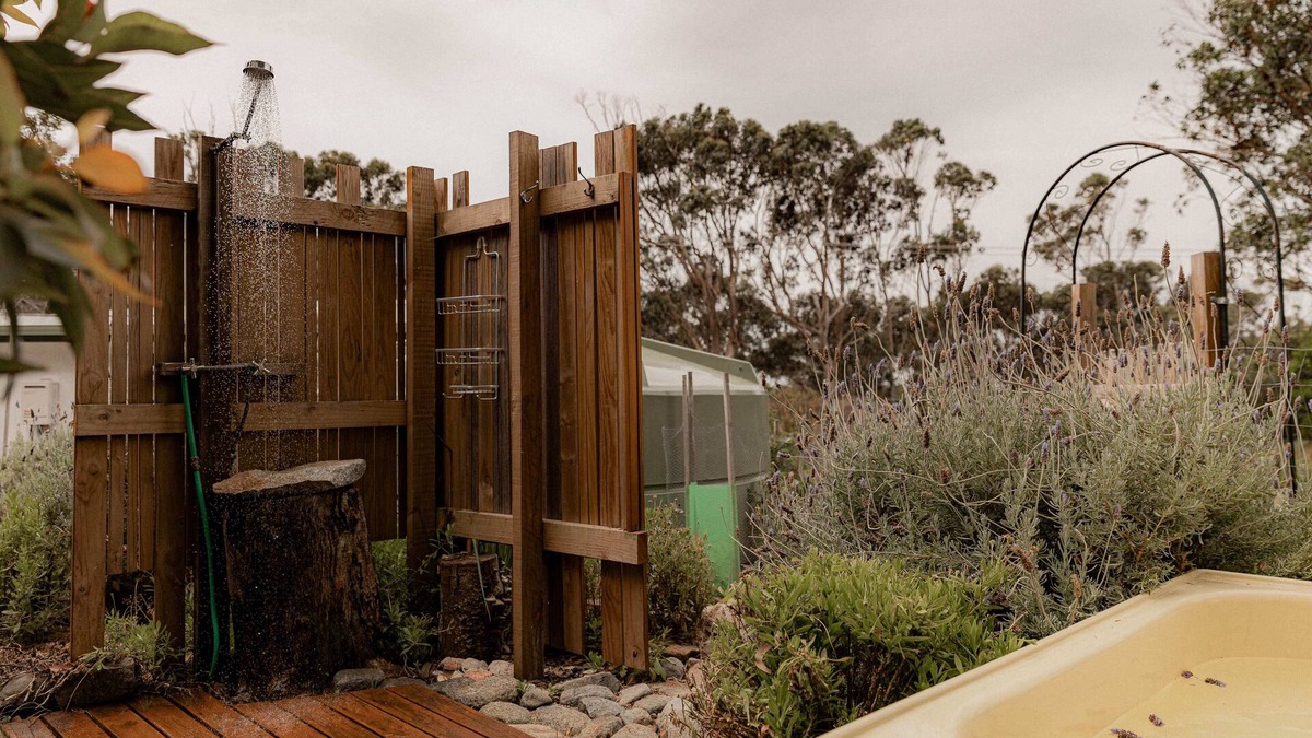 St Helens Apartment | Paddy's Shack - Outdoor Bath, Sauna & BBQ