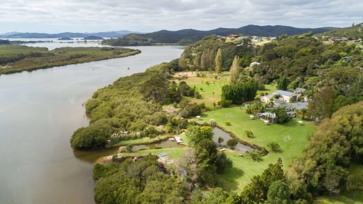 Haruru House | Paihia Waterfront Lodge, on the Waitangi River