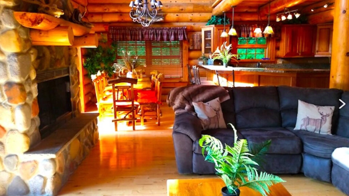 Harpers Ferry Cabin | Paint Creek Lodge w/Hot Tub & Swimming Pond. 5 Bedroom Cabin