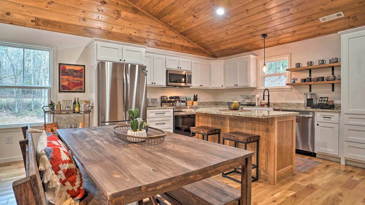 Tiger House | ‘Painted Skies’ Upscale Getaway By Lake Burton!