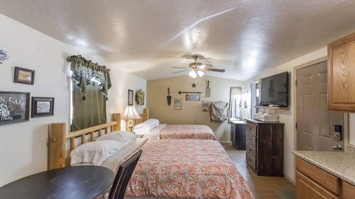 Glendale Cottage | Paislees Palace at Serenity Hills Zion