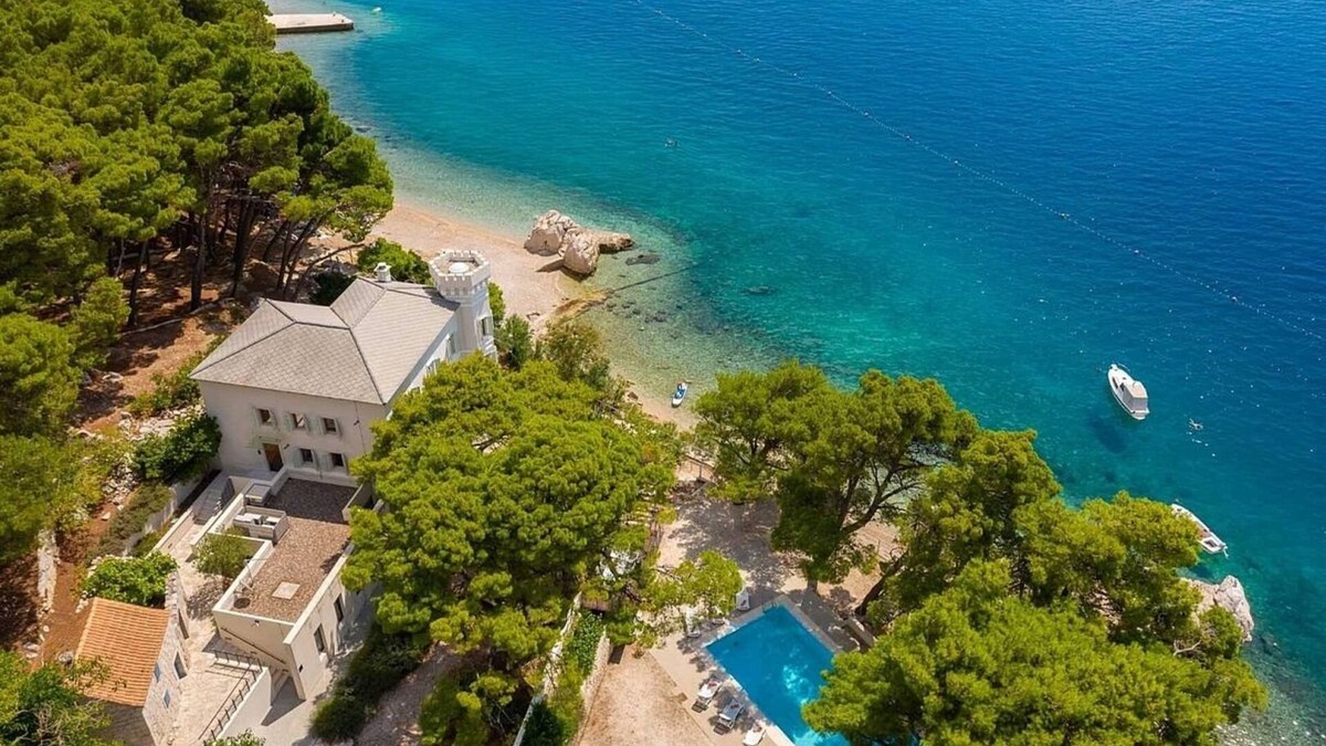 Ruskamen Villa | Palatial Beachfront Villa on the Omis Riviera - Private Pool, Sauna, Jacuzzi, Gym & Panoramic Views!