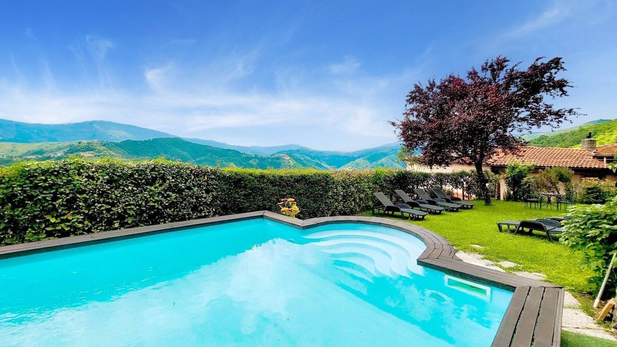 Mologno Villa | Palazzo Pasquini, stunning views/sunsets, private pool, WIFI, chef option!