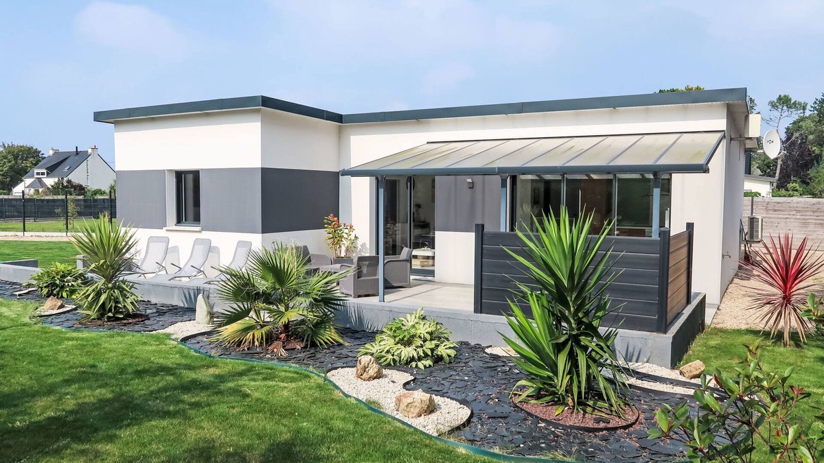 Locquirec House | Palet Breton by Interhome