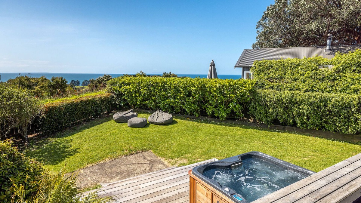 Palm Beach House | Palm Beach Panorama - perfect family holiday house with spa pool!